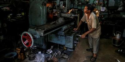 A worker operates a lathe as he makes spare parts of car gearboxes at a workshop in Kolkata, India, July 4, 2019. Photo: Reuters/Rupak De Chowdhuri/File Photo
