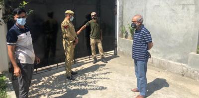 PDP leader Naeem Akhtar being stopped by policemen from leaving his house. Photo: Special arrangement