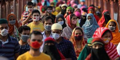 Garment workers return from a workplace as factories reopened after the government has eased the restrictions amid concerns over the coronavirus disease (COVID-19) outbreak in Dhaka, Bangladesh, May 4, 2020. Photo: Reuters/Mohammad Ponir Hossain/File Photo