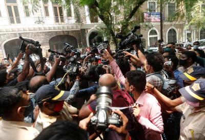 Media personnel surround Bollywood actor Rhea Chakraborty as she arrives at NCB office for questioning, in Mumbai, September 6, 2020. Photo: Reuters/Francis Mascarenhas/File Photo