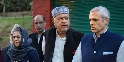 Jammu and Kashmir National Conference President Farooq Abdullah addresses a press conference along with his son Omar Abdullah, Peoples Democratic Party (PDP) President Mehbooba Mufti and others after meeting of signatories to the Gupkar declaration, at his residence in Srinagar, Thursday, October 15, 2020. Photo: PTI