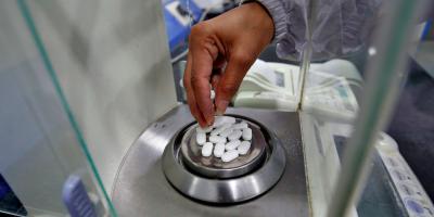 A pharmacist checks weight of Paracetamol, a common pain reliever also sold as acetaminophen, tablets inside a lab of a pharmaceutical company on the outskirts of Ahmedabad, India, March 4, 2020. Photo: Reuters/Amit Dave/Files