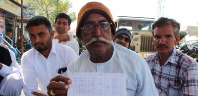 Banwari, who has been issues an auction notice, at the protest outside Axis Bank in Nohar. Credit: Shruti Jain/The Wire