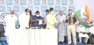 Satyajit Bandhyopadhyay (far right) joining the TMC on November 7. Photo: Screengrab from TMC video