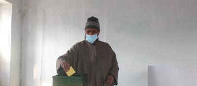 A man casts his vote at the DDC polls in Budgam. Photo: Kaisar Andrabi