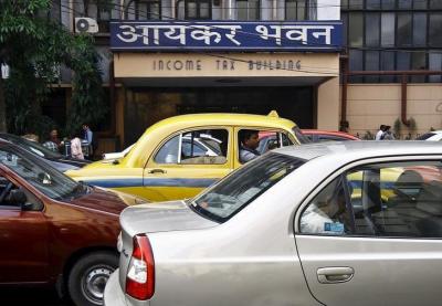 Commuters sit in cars in front of the income tax building during a traffic jam in Kolkata April 2, 2015. REUTERS/Rupak De Chowdhuri/Files