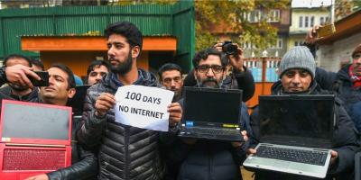 Kashmiri journalists protest against the internet shutdown in Srinagar in November. Photo: PTI/S. Irfan
