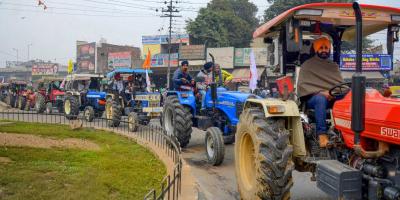 Farmers take out a tractor march as part of the preparations for their planned tractor parade in the national capital on Republic Day, during a protest against the new farm laws, in Amritsar, Friday, January 22, 2021. Photo: PTI