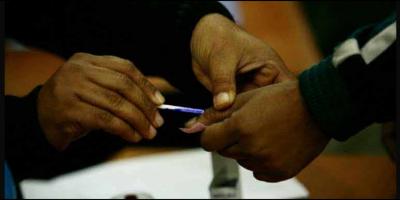 Representative image of a polling official smearing indelible ink on a voter's finger. Photo: Reuters 