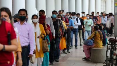 People wearing protective face masks stand in a line to enter a metro station amidst the spread of the coronavirus disease (COVID-19), in New Delhi, India, September 14, 2020. Photo: Reuters/Anushree Fadnavis
