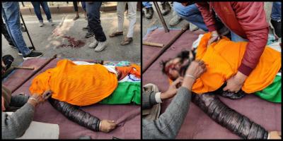 Farmers tend to the body of Navreet Singh, 24, killed during the Tractor Parade on January 26. Photo: ismat Ara/The Wire
