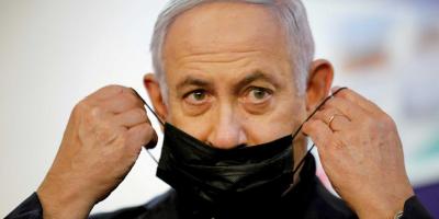 Israeli Prime Minister Benjamin Netanyahu adjusts his protective face mask after receiving a coronavirus disease (COVID-19) vaccine at Sheba Medical Center in Ramat Gan, Israel December 19, 2020. Photo: Reuters/Amir Cohen