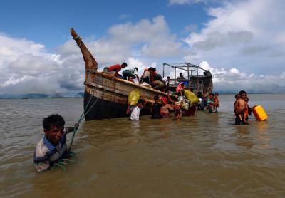 Representative image: Rohingya refugees get off a boat after crossing the Bangladesh-Myanmar border through the Bay of Bengal in Shah Porir Dwip, Bangladesh September 11, 2017. Photo: Reuters