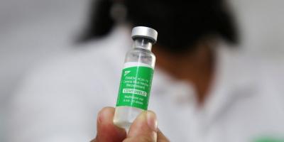 A health worker holds a vial with doses of Covishield in Paramaribo, Suriname, February 23, 2021. Photo: REUTERS/Ranu Abhelakh