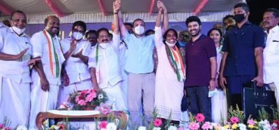 Congress leaders Rahul Gandhi and Ramesh Chennithala campaign for Aritha Babu from Kayamkulam constituency, Kerala. Photo: Twitter/ Ramesh Chennithala. 