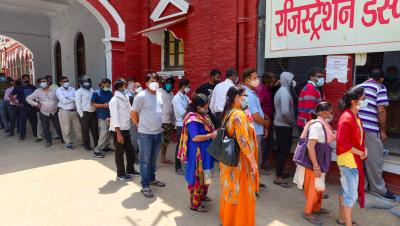 People wait to recieve a dose of COVID-19 vaccine at the Moti Lal Nehru Medical College, in Prayagraj, Sunday, April 11, 2021. Photo: PTI