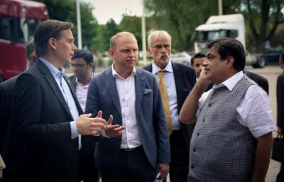 Union minister Nitin Gadkari with Scania AB CEO Henrik Henriksson (left) and his successor Christian Levin (right) during a visit the Union transport minister paid to Sweden in 2017. Photo: Indian Embassy, Stockholm.
