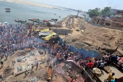 People queue up at Manikarnika ghat in Varanasi to cremate their loved ones. Photo: Special arrangement