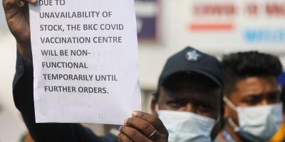 A guard holds up a notice to inform people about the shortage of coronavirus disease (COVID-19) vaccine supplies at a vaccination centre, in Mumbai, India, April 9, 2021. Photo: Reuters/Francis Mascarenhas