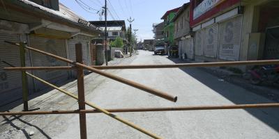 Major Nagar area wears a deserted look during 84-hour lockdown imposed in Jammu and Kashmir by administration in a bid to tackle the surge in COVID-19 cases, in Srinagar, Saturday, May 1, 2021. Photo: PTI