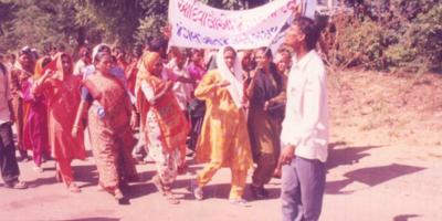 Late Kapilaben Tadvi (left) leading the rally of Kevadia Colony oustees demanding just rehabilitation. Photo: Author provided. 