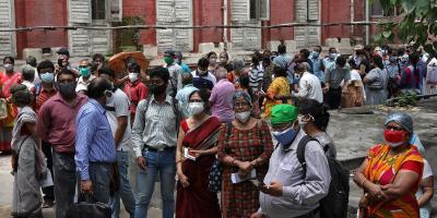People wearing protective face masks wait to receive their second dose a COVID-19 vaccine in Kolkata, May 12, 2021. Photo: REUTERS/Rupak De Chowdhuri
