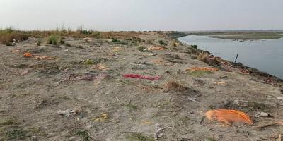 Bodies buried in the sand on the banks of Ganga river, as coronavirus cases surge, in Unnao district, Thursday, May 13, 2021. Photo: PTI
