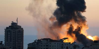Smoke and flame rise during Israeli air strikes, as cross-border violence between the Israeli military and Palestinian militants continues, in Gaza City, May 14, 2021. Photo: Reuters/Ibraheem Abu Mustafa