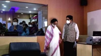 West Bengal chief minister Mamata Banerjee and chief secretary Alapan Bandyopadhyay in the state's cyclone control room. Photo: Twitter