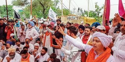 Farmers stage a protest against JJP MLA Devendra Babli, demanding his apology as he had abused farmers during a brawl with them, outside SDM office in Tohana, June 02, 2021. Photo: PTI
