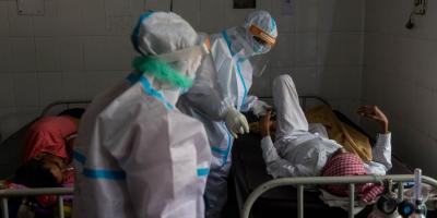 Medics tend to a man with breathing problems inside a COVID-19 ward of a government-run hospital, amidst the coronavirus disease (COVID-19) pandemic, in Bijnor district, Uttar Pradesh, India, May 11, 2021. Photo: Reuters/Danish Siddiqui