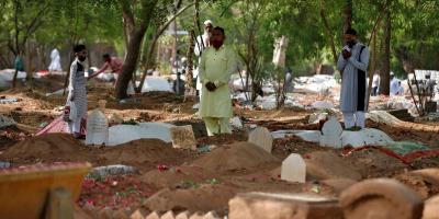 Muslims pray next to the graves of their relatives including those who died from the coronavirus disease (COVID-19), on the occasion of the Eid al-Fitr amidst the spread of the disease in Ahmedabad, India, May 14, 2021. Photo: Reuters/Amit Dave