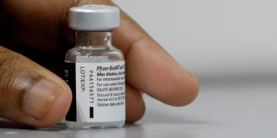 Representational image: A medical worker prepares to dilute a vial of Pfizer-BioNTech vaccine in a vaccination centre in Singapore, March 8, 2021. Photo: Reuters/Edgar Su