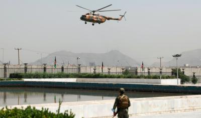 FILE PHOTO: A military helicopter carrying Afghan President Ashraf Ghani prepares to land near the parliament in Kabul, Afghanistan August 2, 2021. Photo: Reuters/Stringer
