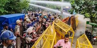 Police use water cannons to disperse farmers who were staging a protest in Karnal, Tuesday, Sep 7, 2021. Photo: PTI/@SwarajIndia