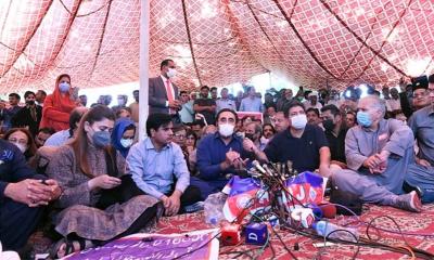 PPP Chairperson Bilawal Bhutto-Zardari addresses the journalist sit-in outside the parliament. Photo: PPP Instagram