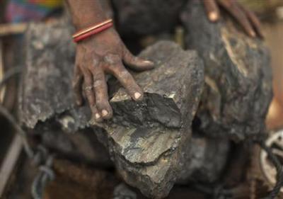 A local woman prepares to carry coal at an open coal field at Dhanbad district in Jharkhand September 19, 2012. Photo: Reuters/Ahmad Masood