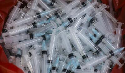 Used syringes lie discarded in a bin after they were used to administer the coronavirus disease (COVID-19) vaccine in Mumbai, India, August 11, 2021. Photo: Reuters/Francis Mascarenhas