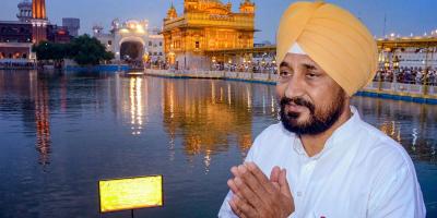 Punjab chief minister Charanjit Singh Channi offers prayers at the Golden Temple in Amritsar, September 22, 2021. Photo: PTI 