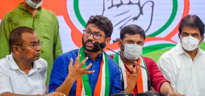 Jignesh Mevani and Kanhaiya Kumar after expressing support for and joining Congress respectively in New Delhi, Tuesday, September 28, 2021. Photo: PTI
