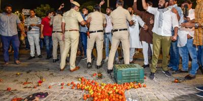 Delhi Congress workers stage a protest against senior party leader Kapil Sibal and throw tomatoes outside his residence, hours after Sibal reiterated demands sweeping reforms raised by G-23 leaders, in New Delhi, Wednesday, Sept. 29, 2021. Photo: PTI/Kamal Singh