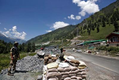 India's Border Security Force (BSF) soldiers stand guard at a checkpoint along a highway leading to Ladakh, at Gagangeer in Kashmir's Ganderbal district June 17, 2020. Photo: Reuters/Danish Ismail