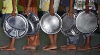 Children holding plates wait in a queue to receive food at an orphanage run by a non-governmental organisation on World Hunger Day, in Chennai May 28, 2014. Photo: Reuters/Babu/Files
