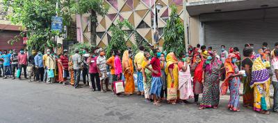 People stand in a queue to collect food distributed by volunteers outside a city hospital, during COVID-induced lockdown in Kolkata, Thursday, June 10, 2021. Photo: PTI