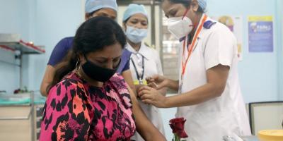 A healthcare worker holding a rose receives an AstraZeneca's COVISHIELD vaccine, during the coronavirus disease (COVID-19) vaccination campaign, at a medical centre in Mumbai, India, January 16, 2021. Photo: Reuters/Francis Mascarenhas/File Photo