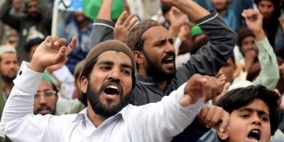 Supporters of the Tehreek-e-Labaik Pakistan (TLP) Islamist political party chant slogans as they protest against the arrest of their leader in Lahore, Pakistan. REUTERS/Stringer