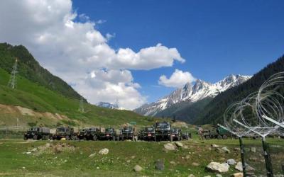 Indian army soldiers rest next to artillery guns at a makeshift transit camp before heading to Ladakh, near Baltal, southeast of Srinagar, June 16, 2020. Photo: Reuters/Stringer