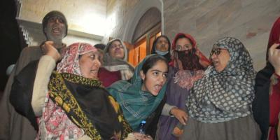 Women from Altaf's family get a final glimpse of his body. Photo: Faizan Mir
