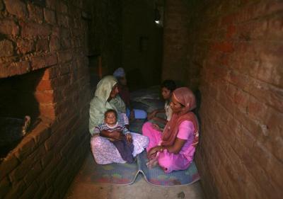 Indian villagers take shelter inside an army bunker at Devi Garh village near Jammu October 7, 2014. Photo: Reuters/Mukesh Gupta