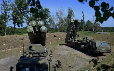 Russian S-400 missile air defence systems are seen during a training exercise at a military base in Kaliningrad region, Russia August 11, 2020. Reuters/Vitaly Nevar